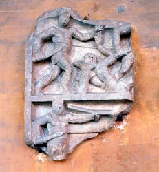 Fragmento de un relieve romano que muestra gladiadores luchando