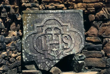 Símbolo franco-masónico e iniciales de Cristo grabadas en una piedra, sitio de las misiones jesuitas de San Ignacio Miní en Argentina, establecidas en 1611 (piedra)