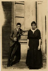 Franz Kafka con su hermana Ottla frente a la Casa Oppelt en Praga
