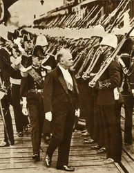 El presidente francés Raymond Poincaré con Eduardo, Príncipe de Gales, en Portsmouth, junio de 1913, 1935