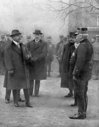 El presidente francés Raymond Poincare se reúne con el general Joseph Joffre