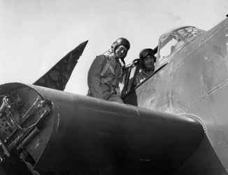 Personal de aviación francés siendo entrenado en la estación aérea naval, Quonset, Rhode Island, EE.UU., 1951