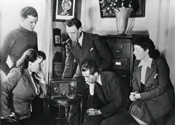 Ciudadanos franceses escuchando una transmisión del viceprimer ministro de Vichy, almirante Darlan, 23 de mayo de 1941
