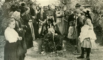 Civiles franceses en la tumba de un soldado, 1914, c1920