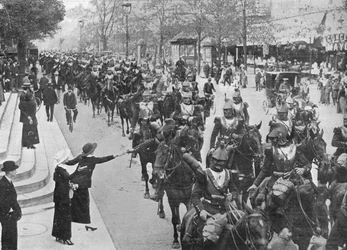 Coraceros franceses cabalgando por las calles de París en su camino al frente, 1914