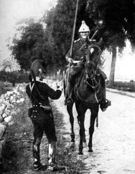 Dragón francés entregando pasaporte a un centinela belga alerta, Primera Guerra Mundial, 1914