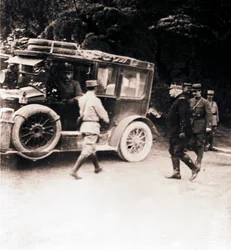 Oficiales franceses y vehículo, c1914-c1918