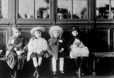 Niños refugiados franceses esperando un tren, 20 de enero de 1918