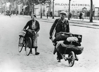 Refugiados franceses regresando a casa después de la caída de Francia ante los alemanes, París, julio de 1940