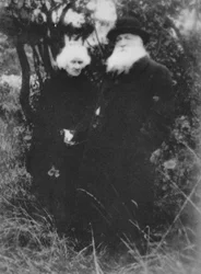 El escultor francés Auguste Rodin fotografiado en el parque de su villa en Meudon, 1916, 1939