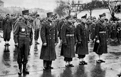Soldados franceses siendo condecorados con la Legión de Honor, Mulhouse, Francia, 10 de febrero de 1945