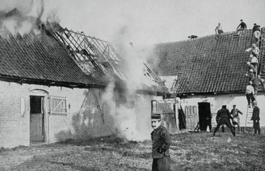 Soldados franceses combaten un incendio provocado por bombas incendiarias alemanas, Artois, Primera Guerra Mundial, 1915