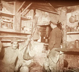 Soldados franceses en la cocina de oficiales alemanes capturados, c1914-c1918