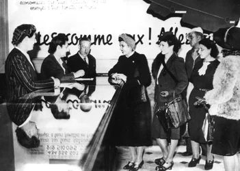 Mujeres francesas alistándose para trabajos de guerra en Alemania, 1940-1944
