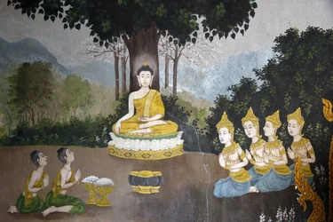 Fresco que representa una escena de la vida del Buda en Wat Phra Doi Suthep, Chiang Mai. Buda recibiendo limosnas. Tailandia