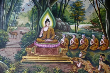Fresco que representa al Buda con seguidores en Wat Chiang Mun, Chiang Mai. Tailandia