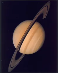 Vista completa de Saturno y sus anillos, 1980