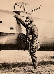 Totalmente equipado para el combate aéreo, oxígeno, radio, ropa calefactada eléctricamente y paracaídas, 1940