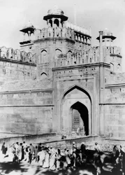 Puerta de entrada al Fuerte Rojo, Delhi, India, finales del siglo XIX o principios del siglo XX