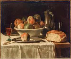 Mesa puesta con frutero y jarra de estaño