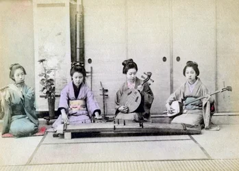 Geisha tocando instrumentos musicales tradicionales, Japón, 1880