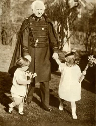 General Bramwell Booth con sus dos nietos, 1929, 1935
