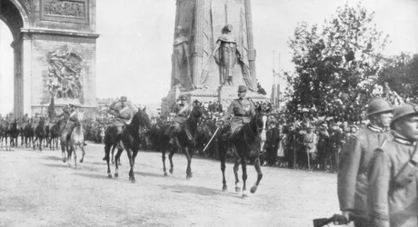General Montuori y tropas italianas durante el desfile de la victoria, París, Francia, 14 de julio de 1919
