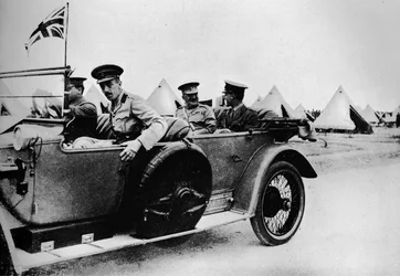 General Sir John Maxwell, comandante de las tropas egipcias, conduciendo por uno de los campamentos