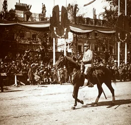 General Toulorge en el desfile de la victoria, París, Francia, c1918-c1919