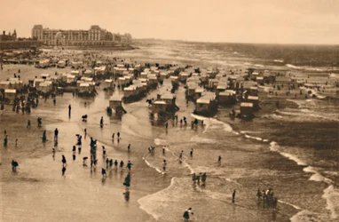 Vista general de la playa en la hora del baño, c1928