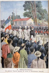 General Voyron revisando tropas francesas, Shanghái, 1900