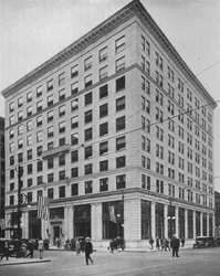 Vista general de un edificio de oficinas, 1924