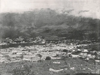 Vista general mostrando la Montaña de la Mesa envuelta en vapor, Ciudad del Cabo, Sudáfrica, 1895