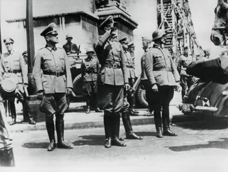 General von Bock saludando a las tropas alemanas desfilando frente al Arco de Triunfo, París, 14 de junio de 1940