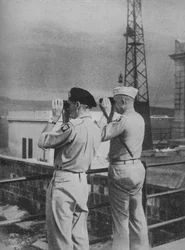 Generales Montgomery y Eisenhower viendo desde un balcón en Messina la Italia continental, 1943-44