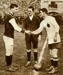 George Kay y Joe Smith antes del inicio, Final de la FA Cup, Estadio de Wembley, Londres, 1923