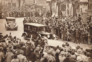 Jorge VI y la Reina Isabel salen del Palacio de Buckingham para vacacionar en Windsor, 1937