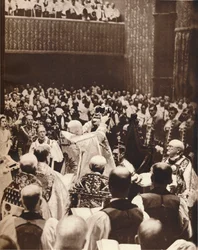Jorge VI es coronado con la corona de san Eduardo el día de su coronación, 1937