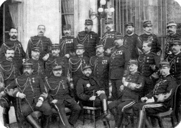 Georges Boulanger, general y político francés, con otros oficiales del ejército, 1888