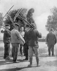 Georges Clemenceau hablando con agricultores cerca del frente, Chemin des Dames, Francia, 1918