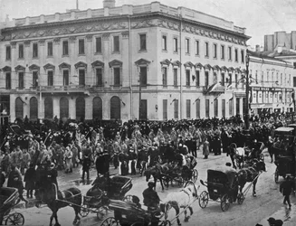 Prisioneros alemanes y austriacos marchando por las calles de Petrogrado, 1915