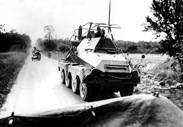 Coche blindado alemán durante el avance sobre París, mayo-junio de 1940
