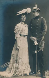 Pareja alemana. Con el hombre en uniforme de gala, 1906