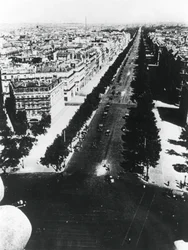 Fuerzas alemanas desfilando por los Campos Elíseos, París, 14 de junio de 1940