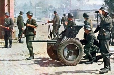 Infantería alemana con artillería de campo ligera, Rusia, 1943