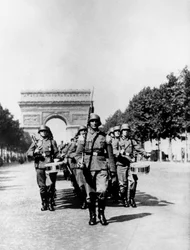 Desfile militar alemán a lo largo de los Campos Elíseos durante la ocupación, París, 1940-1944