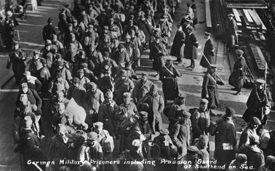 Prisioneros militares alemanes, incluidos guardias prusianos en Southend on Sea, c1914-1915