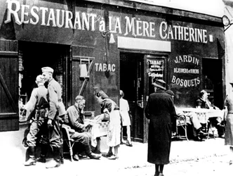 Soldados alemanes en un restaurante, París ocupado, junio de 1940