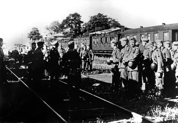 Soldados alemanes esperando transporte en una estación de tren en los suburbios de París, agosto de 1940