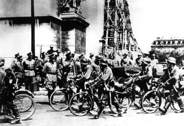 Soldados alemanes marchando frente al Arco de Triunfo, París, 14 de junio de 1940